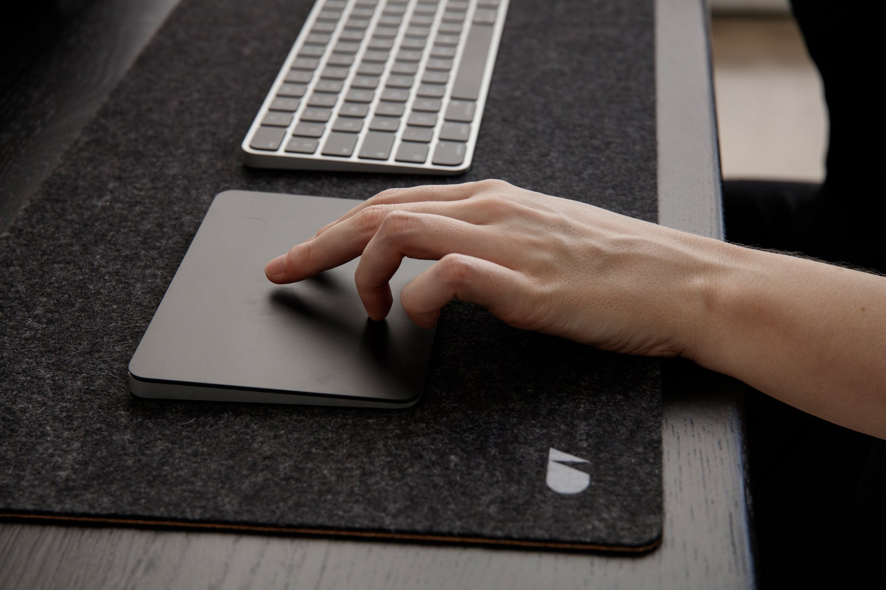oakywood medium anthracite felt desk mat closeup | anthracite, 
