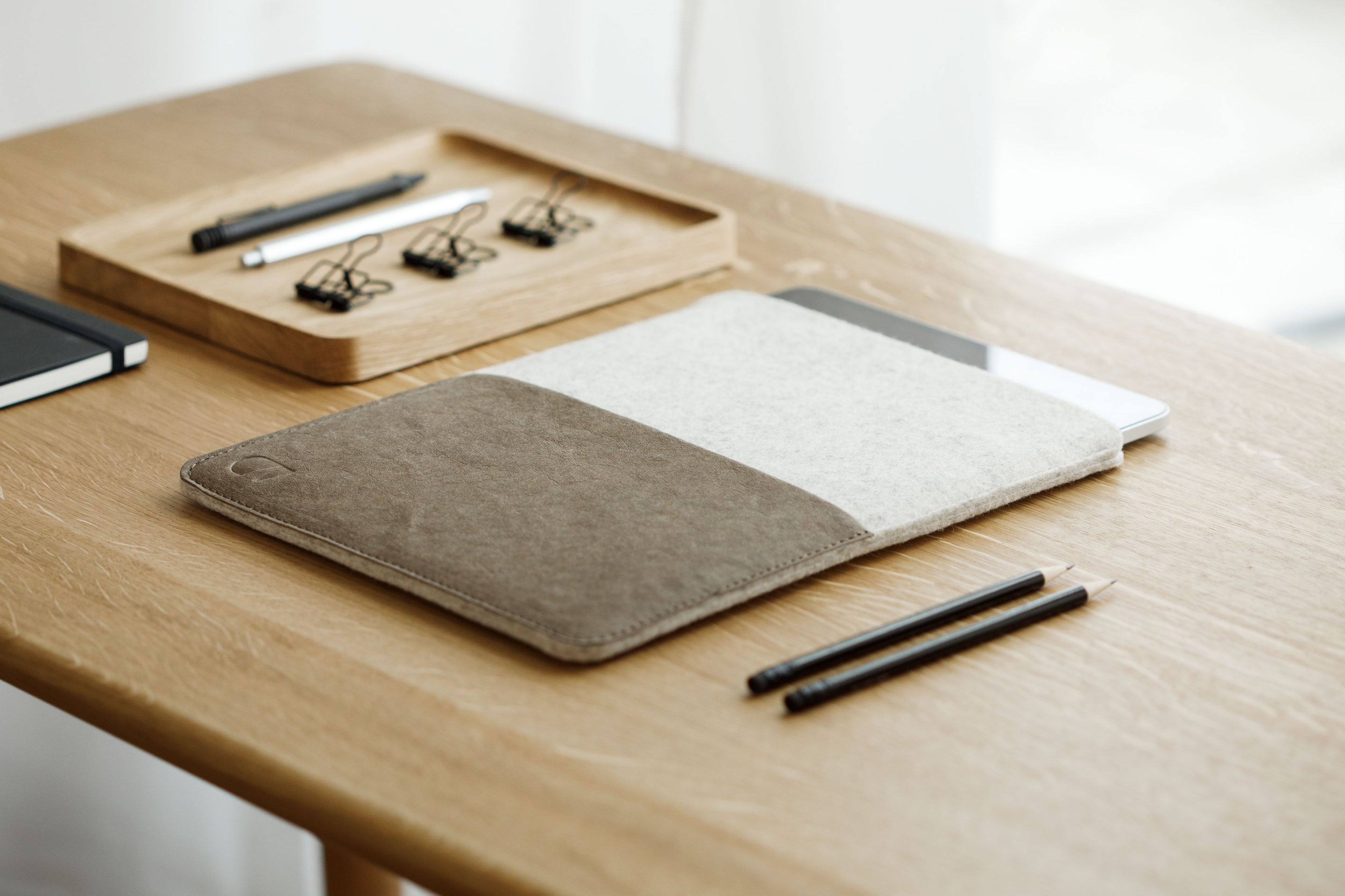 oakywood felt ipad case stone grey in use | -